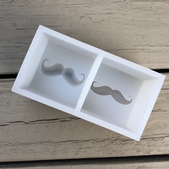 New Honest Ice silicone mustache ice cube mold / tray - Picture 6 of 13